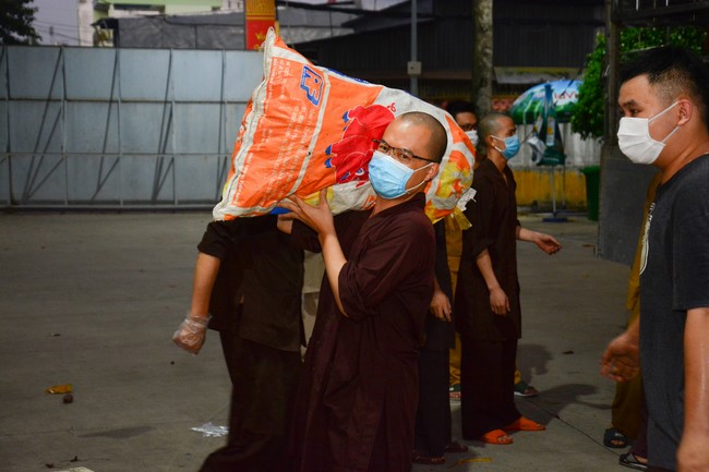 Continuing to support people in need in the Covid-19 pandemic of Hoang Phap Pagoda (series 2)